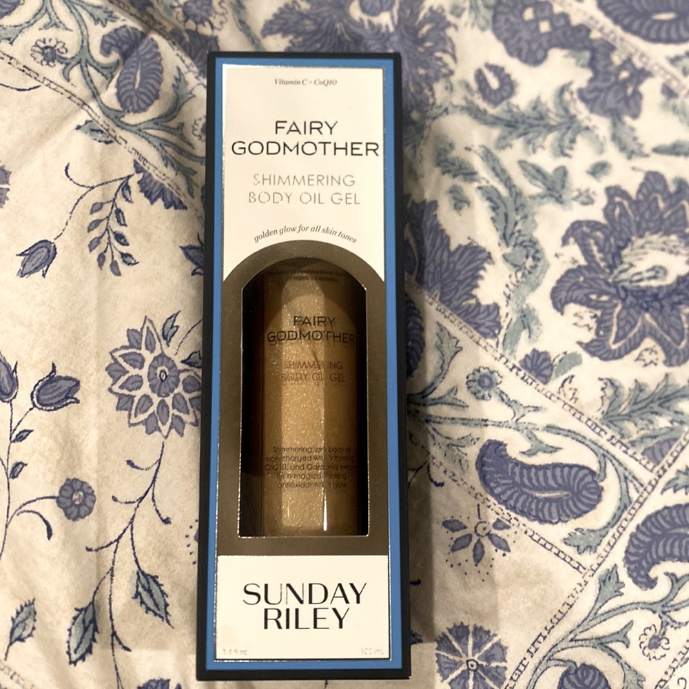 Brand new, in box, shimmering body oil. Packaging in perfect condition.